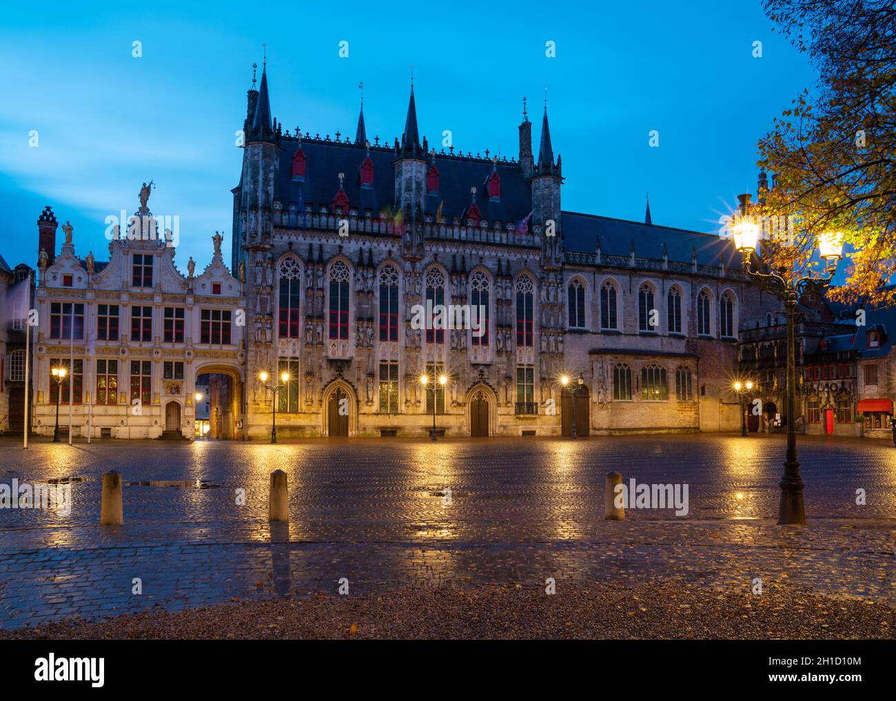 Bruges, BELGIQUE - 2 NOVEMBRE 2019 : image panoramique de la mairie historique à la veille, bâtiments historiques de Bruges le 2 novembre 2019 en Belgique Banque D'Images