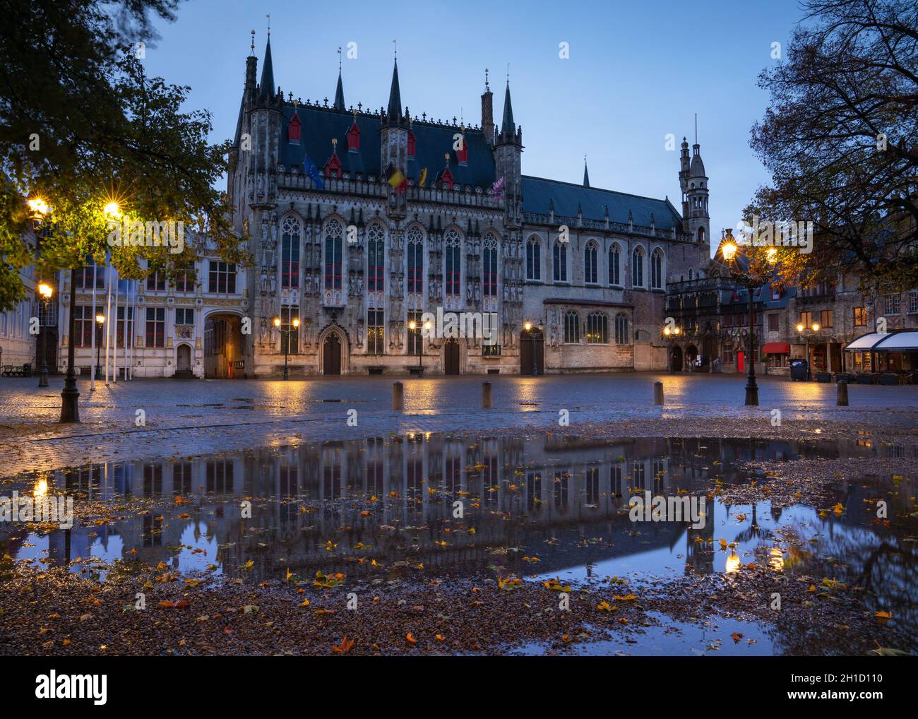Bruges, BELGIQUE - 2 NOVEMBRE 2019 : image panoramique de la mairie historique à la veille, bâtiments historiques de Bruges le 2 novembre 2019 en Belgique Banque D'Images