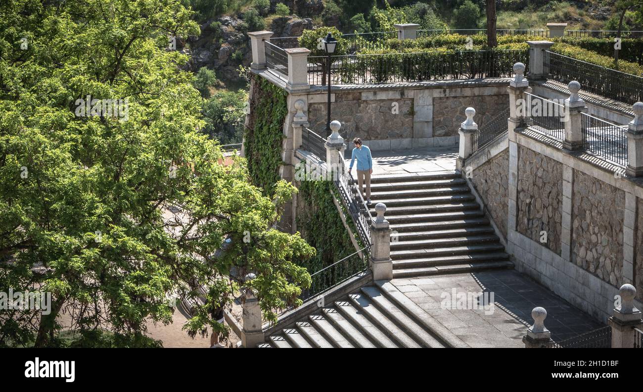 Tolède, Espagne - 28 avril 2018 : les touristes admirent la vallée et prennent des photos près du quartier historique le printemps Banque D'Images