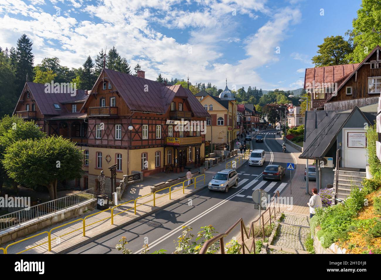 Szklarska Poreba, Pologne - 12 septembre 2019: Vue sur la rue principale de la ville de Szklarska Poreba, station touristique bien connue dans les montagnes géantes Banque D'Images