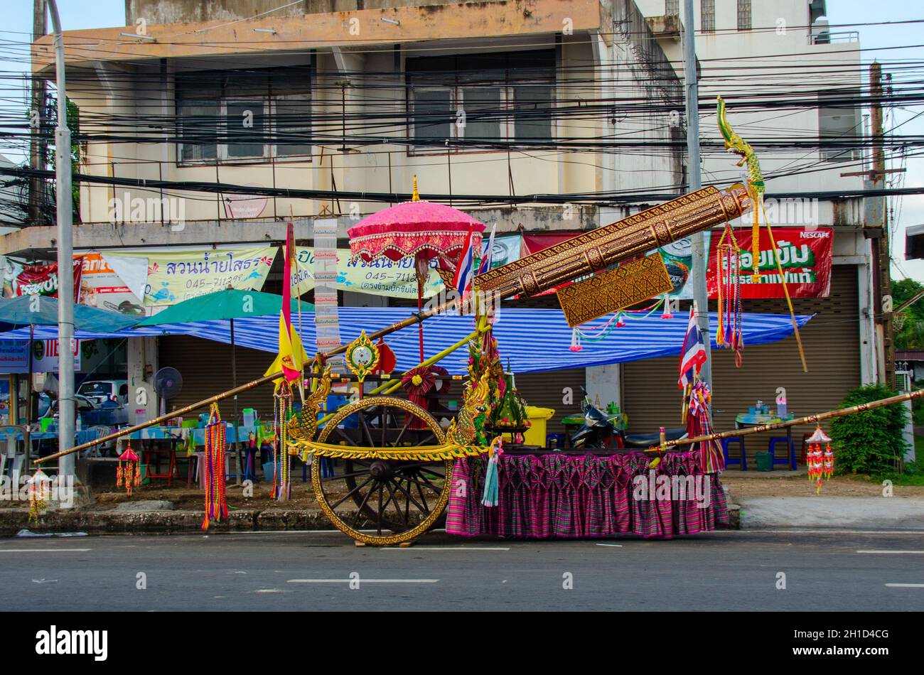 Une fusée traditionnelle au Festival annuel des fusées ou au Bang Bun Fai dans la province de Yasothhon, dans le nord-est de la Thaïlande Banque D'Images