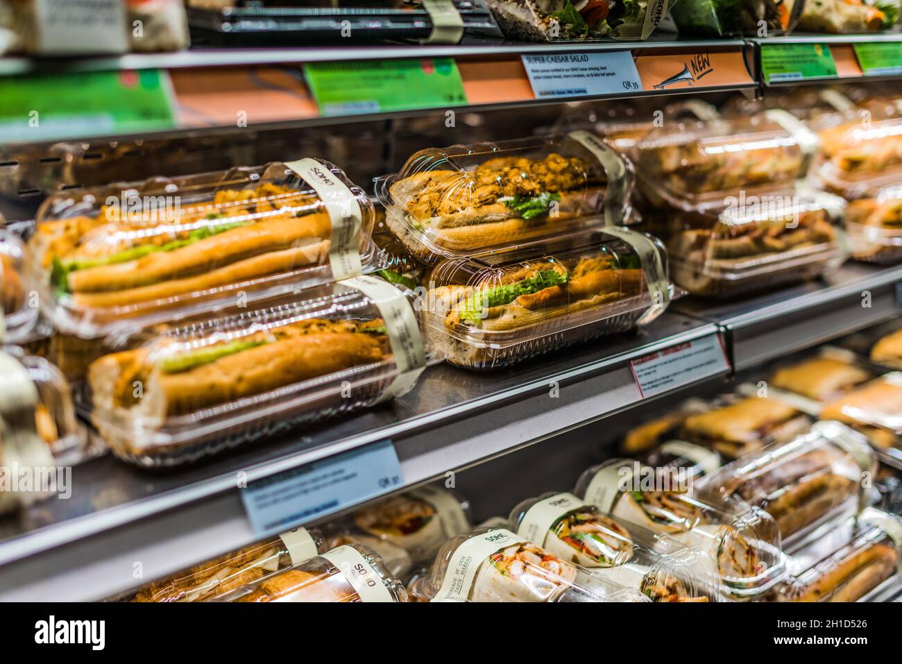 DOHA, QATAR - 28 FÉVRIER 2020 : aliments préemballés exposés dans un réfrigérateur commercial Banque D'Images