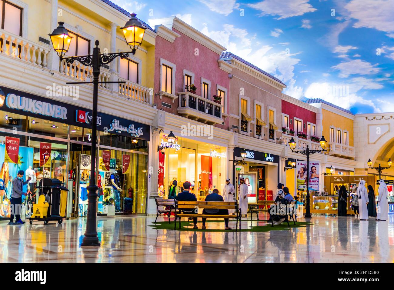 DOHA, QATAR - 26 FÉVRIER 2020 : intérieur du Villaggio Mall, un centre commercial situé dans la zone Aspire à l'extrémité ouest de Doha, Qatar Banque D'Images
