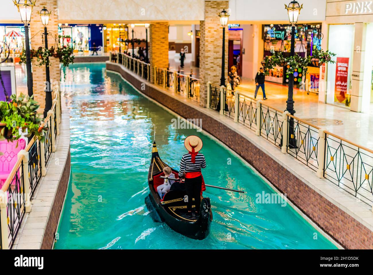 DOHA, QATAR - 26 FÉVRIER 2020 : intérieur du Villaggio Mall, un centre commercial situé dans la zone Aspire à l'extrémité ouest de Doha, Qatar Banque D'Images