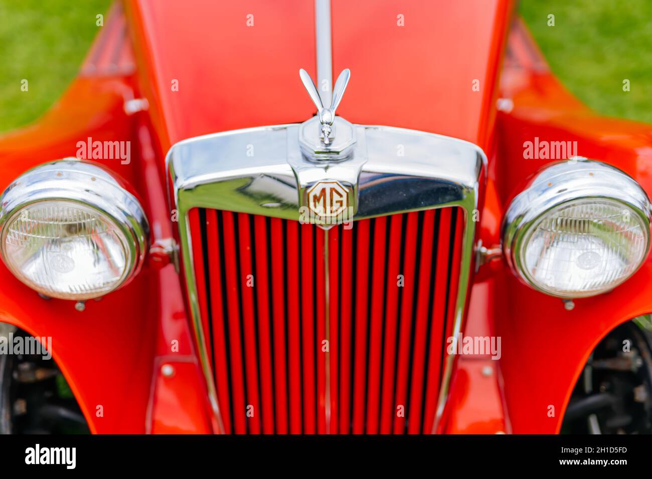 Bray, Irlande, juin 2018 spectacle Bray Vintage car Club, exposition de voitures rétro en plein air. Gros plan sur la figurine sur le rouge MG TF Roadster à partir des années 1950 Banque D'Images