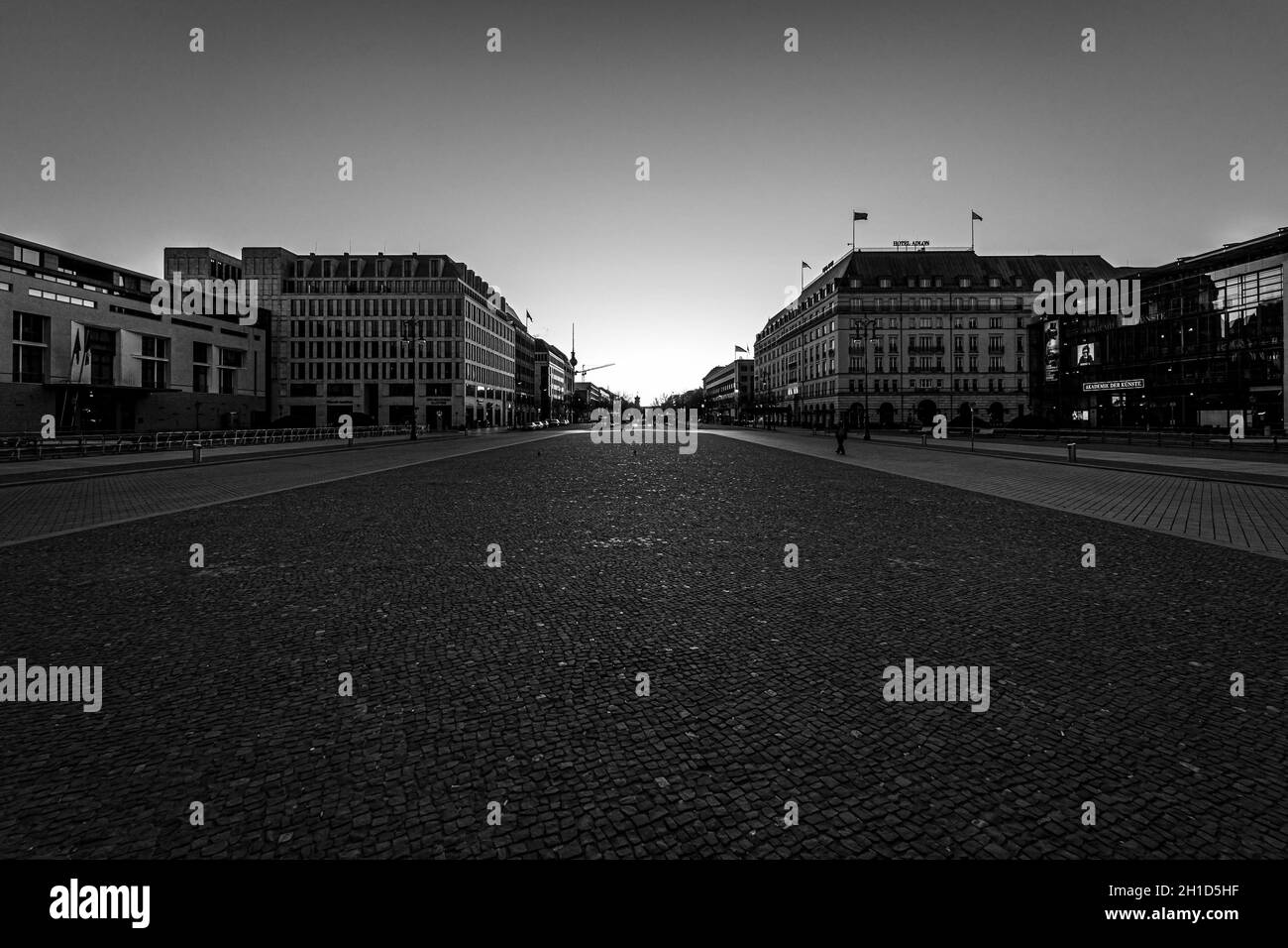 BERLIN - 22 MARS 2020: L'hôtel cinq étoiles Adlon, Pariser Platz (place de Paris) près de la porte de Brandebourg et du boulevard Unter den Linden.Région désertique Banque D'Images