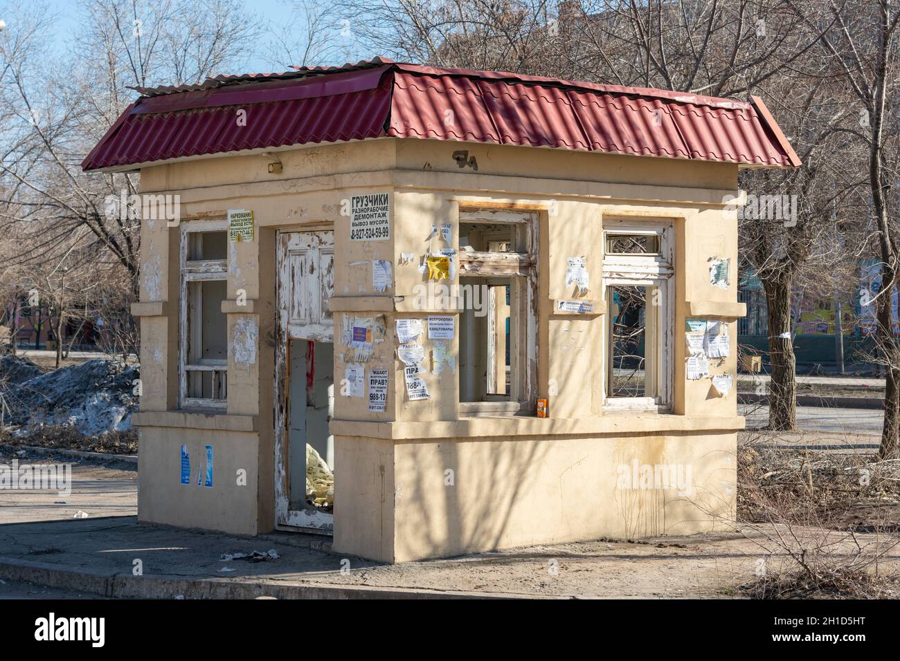 Volgograd, Russie - 9 février 2016 : petit bâtiment abandonné sans fenêtres ni portes Banque D'Images