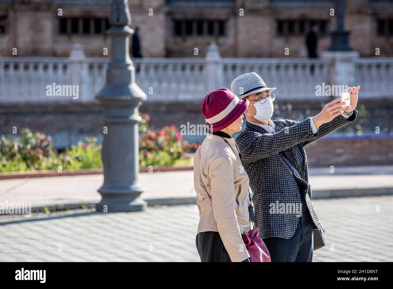 SÉVILLE, ESPAGNE - Mars 7: Un couple non identifié avec un homme portant un masque pour se protéger et d'autres contre le coronavirus prendre selfie.7 mars 2020 à Seveni Banque D'Images