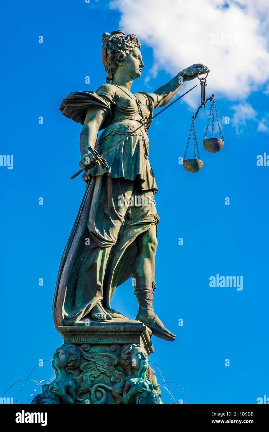 Belle vue rapprochée de la célèbre sculpture en bronze de Justitia sur la fontaine de justice à Francfort, en Allemagne.La déesse de la justice détient... Banque D'Images