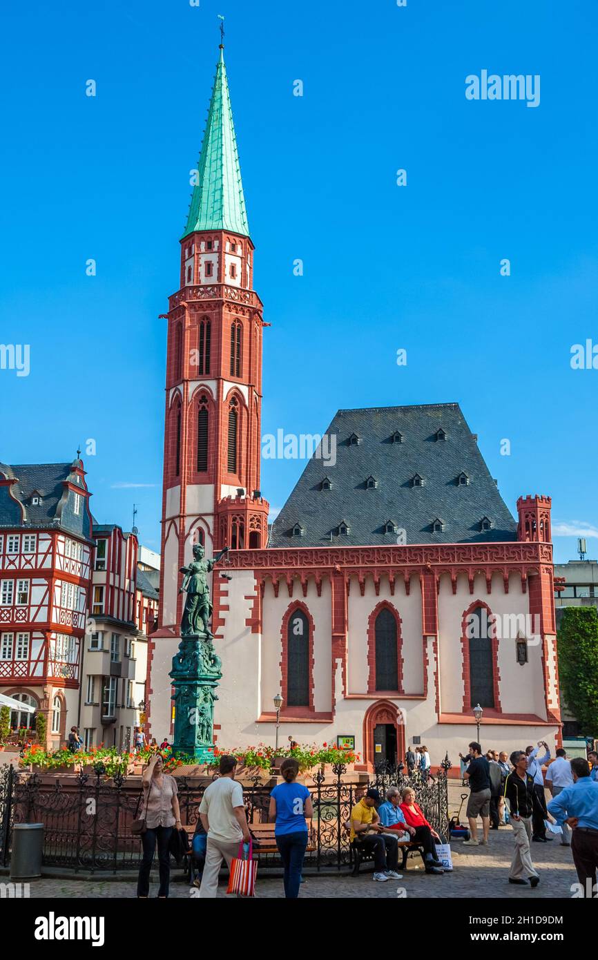Belle vue sur l'église Saint-Nicolas, une église luthérienne médiévale dans le sud de la place Römerberg à Francfort-sur-le-main, en Allemagne, et en face... Banque D'Images