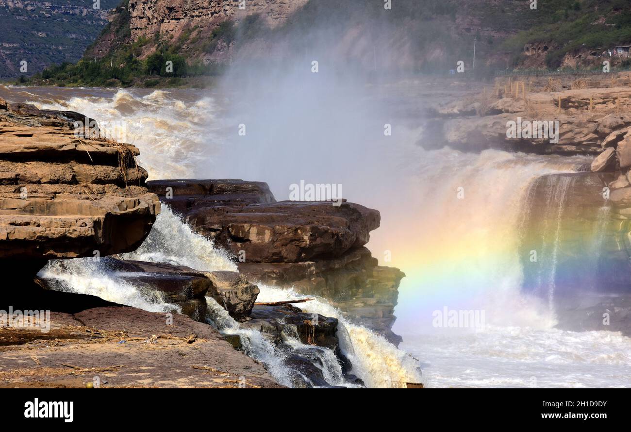 Oui.18 octobre 2021.La photo prise le 18 octobre 2021 montre un arc-en-ciel au-dessus de la chute d'eau hukou de la rivière jaune dans la province de Shaanxi, dans le nord-ouest de la Chine.Credit: Zhu Xiang/Xinhua/Alamy Live News Banque D'Images