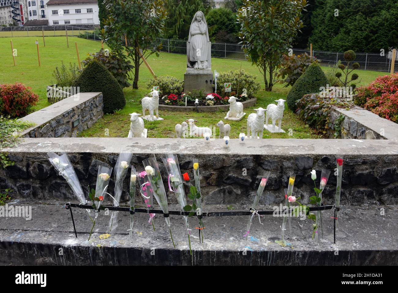 Lourde, France - 9 octobre 2021 : fleurs et offrandes à la Vierge Marie au Sanctuaire de notre-Dame de Lourdes Banque D'Images