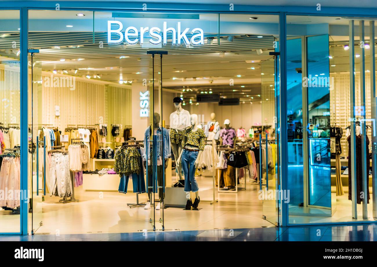 Magasin bershka Banque de photographies et d'images à haute résolution -  Alamy