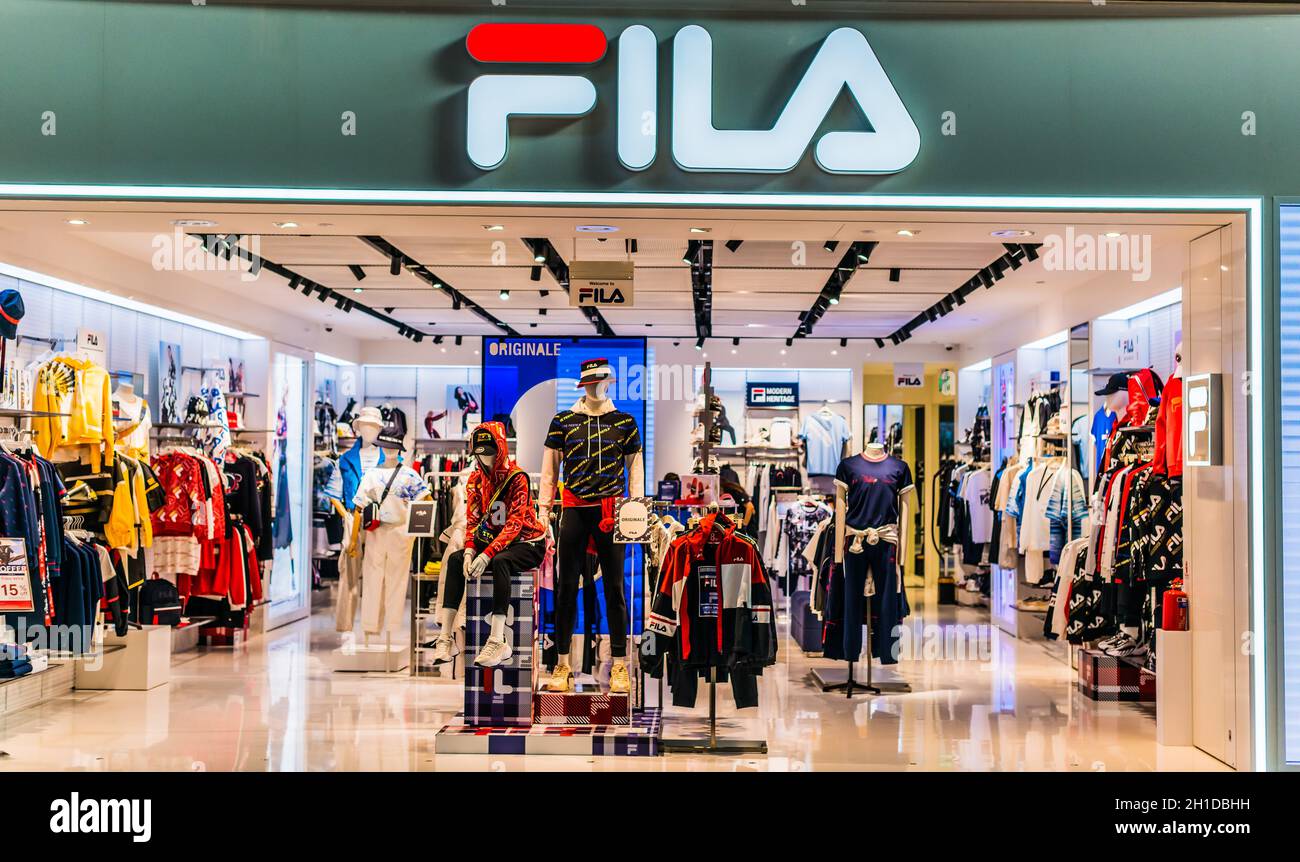 SINGAPOUR - 5 MARS 2020 : entrée principale du magasin Fila dans le centre  commercial de Singapour Photo Stock - Alamy