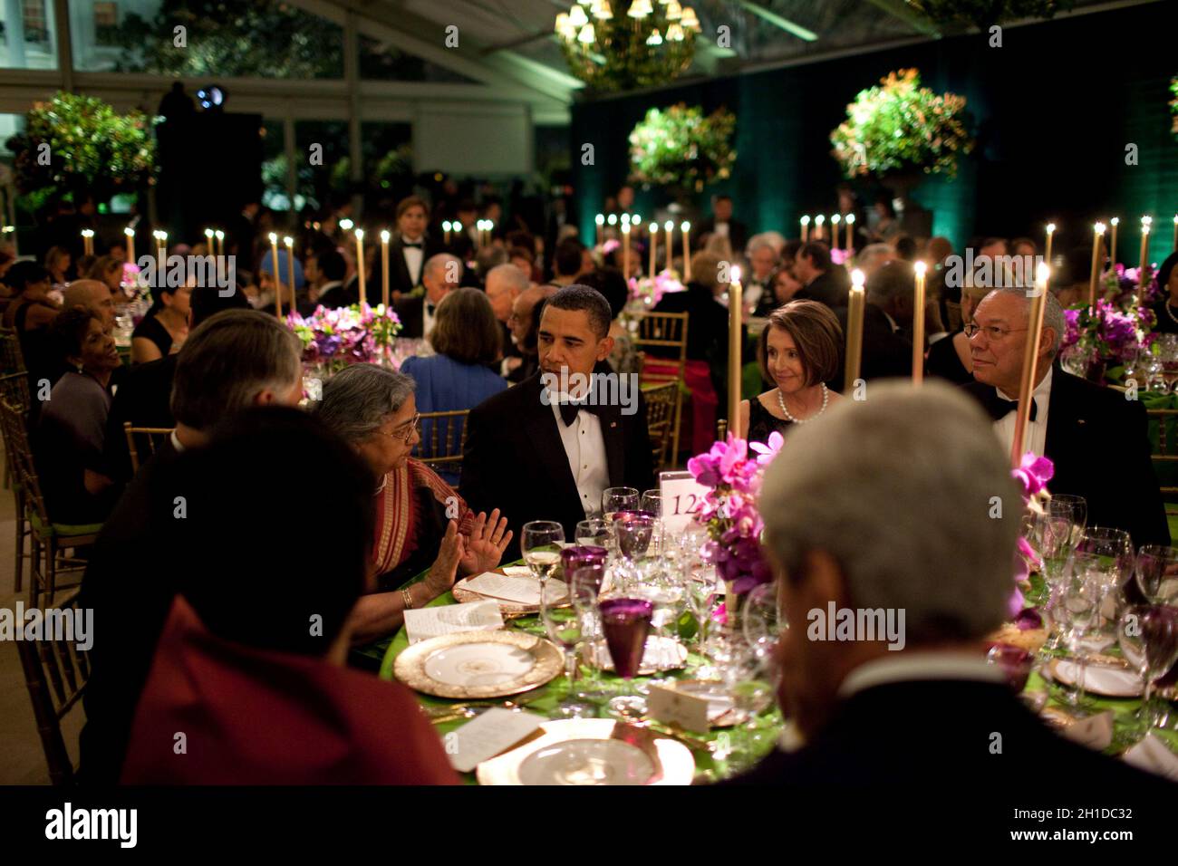 Washington, DC - le 24 novembre 2009 -- Mme Gursharan Kaur, épouse du Premier ministre Manmohan Singh, s'entretient avec le président Barack Obama lors du dîner d'État à la Maison Blanche, le 24 novembre 2009.Nancy Pelosi, présidente de la Maison des États-Unis, et Colin Powell, ancien secrétaire d'État, sont assis à droite. Crédit obligatoire : Pete Souza - Maison Blanche via CNP Banque D'Images