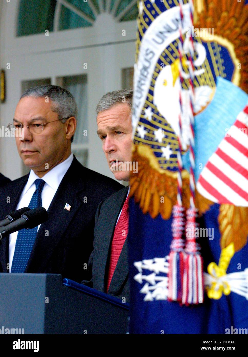 Le président des États-Unis George W. Bush annonce son intention de retirer les États-Unis du Traité ABM de 1972 avec la Fédération de Russie dans le jardin des roses de la Maison Blanche à Washington, DC, le 13 décembre 2001.Il l'a appelé une « relique de la Guerre froide ».Le secrétaire d’État américain Colin L. Powell se trouve à gauche.Crédit : Ron Sachs/CNP Banque D'Images