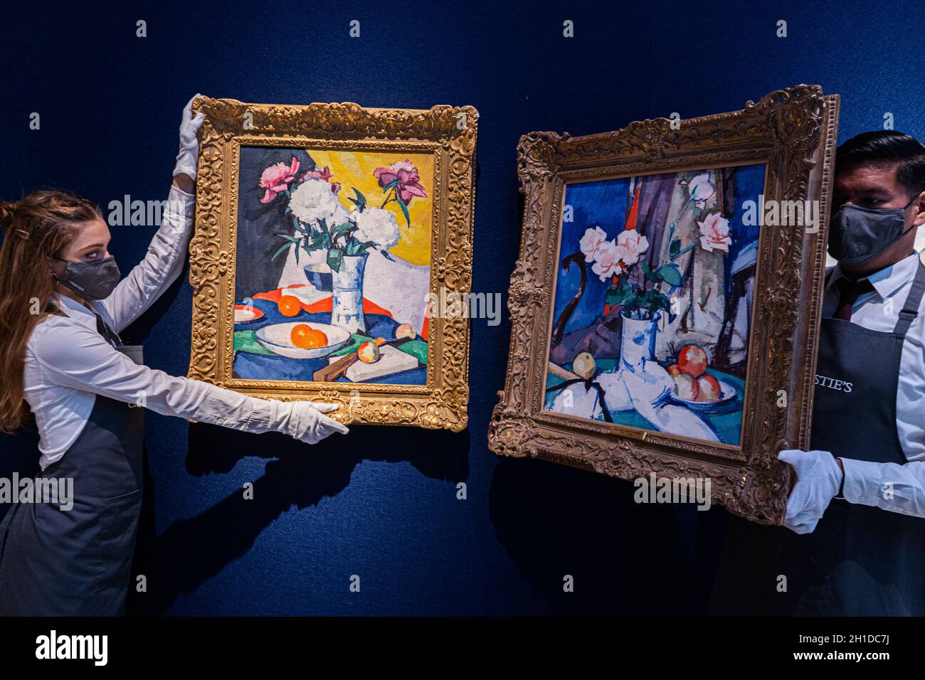 LONDRES, ROYAUME-UNI.18 octobre 2021.SAMUEL JOHN PEPLOE, R.S.A.(1871-1935) ( L) fleurs et fruits , GBP 500,000 - GBP 700,000 (R ) Still Life, pommes et Roses roses.Estimation:GBP 300,000 - GBP 500,000 à proposer à Christies's Modern British and Irish Art Evening sale.La vente aura lieu le 20 octobre à Christie's King Street, Londres.Credit: amer ghazzal / Alamy Live News Banque D'Images