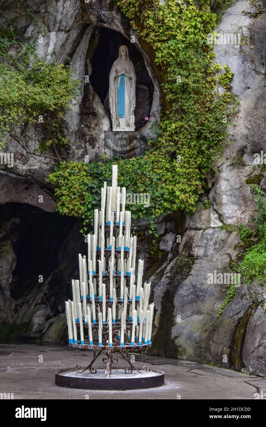 Lourdes, France - 9 octobre 2021 : statue de la Vierge Marie dans la grotte de Massabielle à Lourdes Banque D'Images