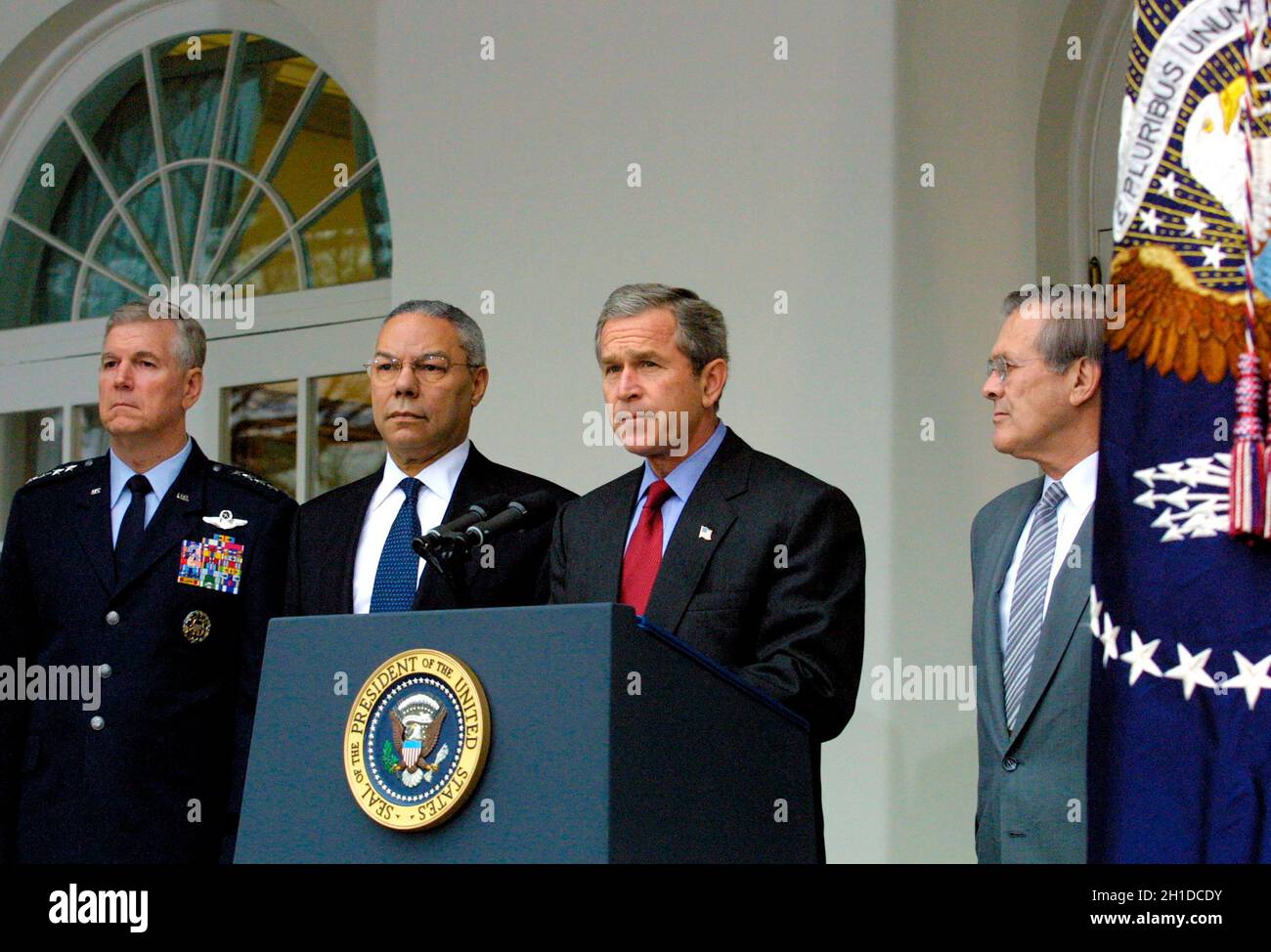 Le président des États-Unis George W. Bush annonce son intention de retirer les États-Unis du Traité ABM de 1972 avec la Fédération de Russie dans le jardin des roses de la Maison Blanche à Washington, DC, le 13 décembre 2001.Il l'a appelé une « relique de la Guerre froide ».De gauche à droite : le général DE l'armée DE l'air AMÉRICAINE et le président des chefs d'état-major interarmées Richard Myers ; le secrétaire d'État américain Colin Powell ; le président Bush ; et le secrétaire à la Défense américain Donald Rumsfeld.Crédit : Ron Sachs/CNP Banque D'Images