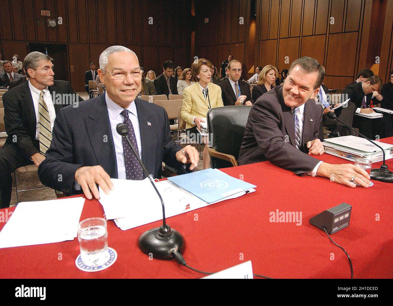 Photo du dossier - le secrétaire d'État Colin Powell et le secrétaire à la sécurité intérieure Tom Ridge témoignent devant le Sénat pour s'assurer que la U.S. Intelligence Community appuie la défense intérieure et les opérations militaires à Washington DC le 13 2004 septembre.- Colin Powell, chef militaire et premier secrétaire d'État américain noir, meurt après des complications de Covid-19.Photo par Olivier Douliery/ABACAPRESS.COM Banque D'Images