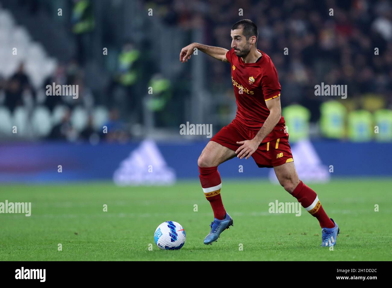 Henrikh Mkhitaryan d'AS Roma contrôle le ballon pendant la série Un match entre Juventus FC et AS Roma Banque D'Images