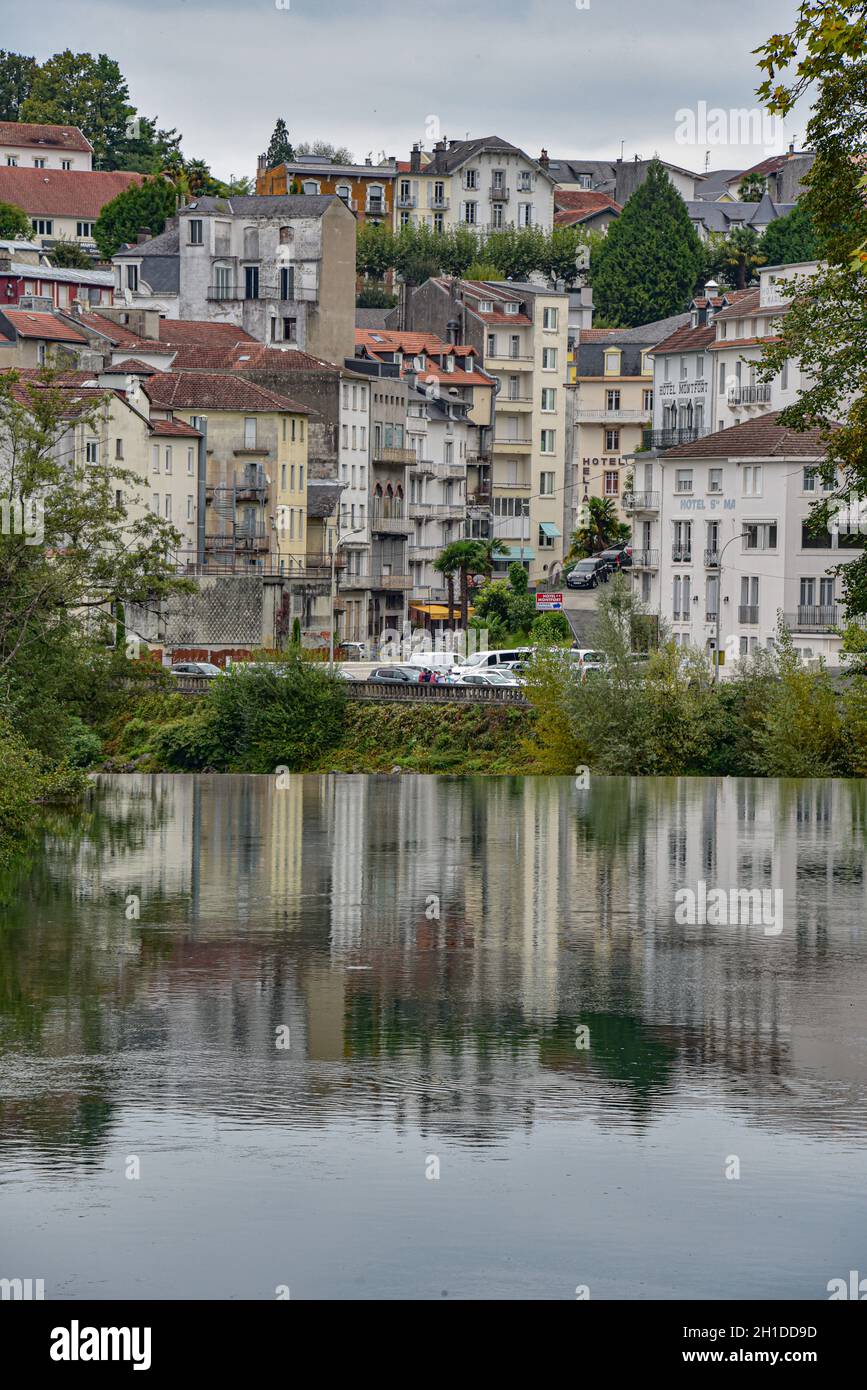 Lourdes, France - 9 octobre 2021 : vues panoramiques le long du Gave de Pau qui traverse la ville de Lourdes Banque D'Images