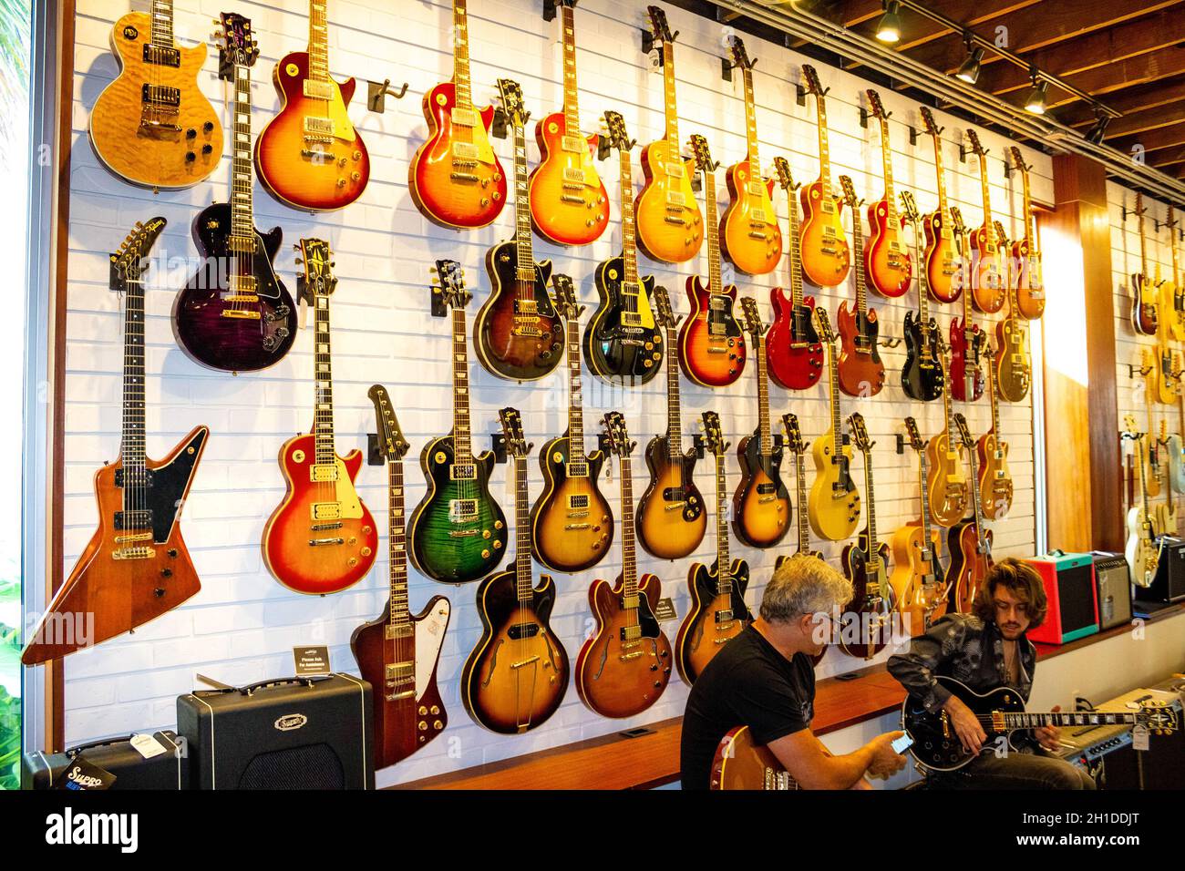 Miami, États-Unis d'Amérique - 30 novembre 2019 : guitares au Walt Grace  Vintage Guitars shop à Miami, États-Unis d'Amérique Photo Stock - Alamy