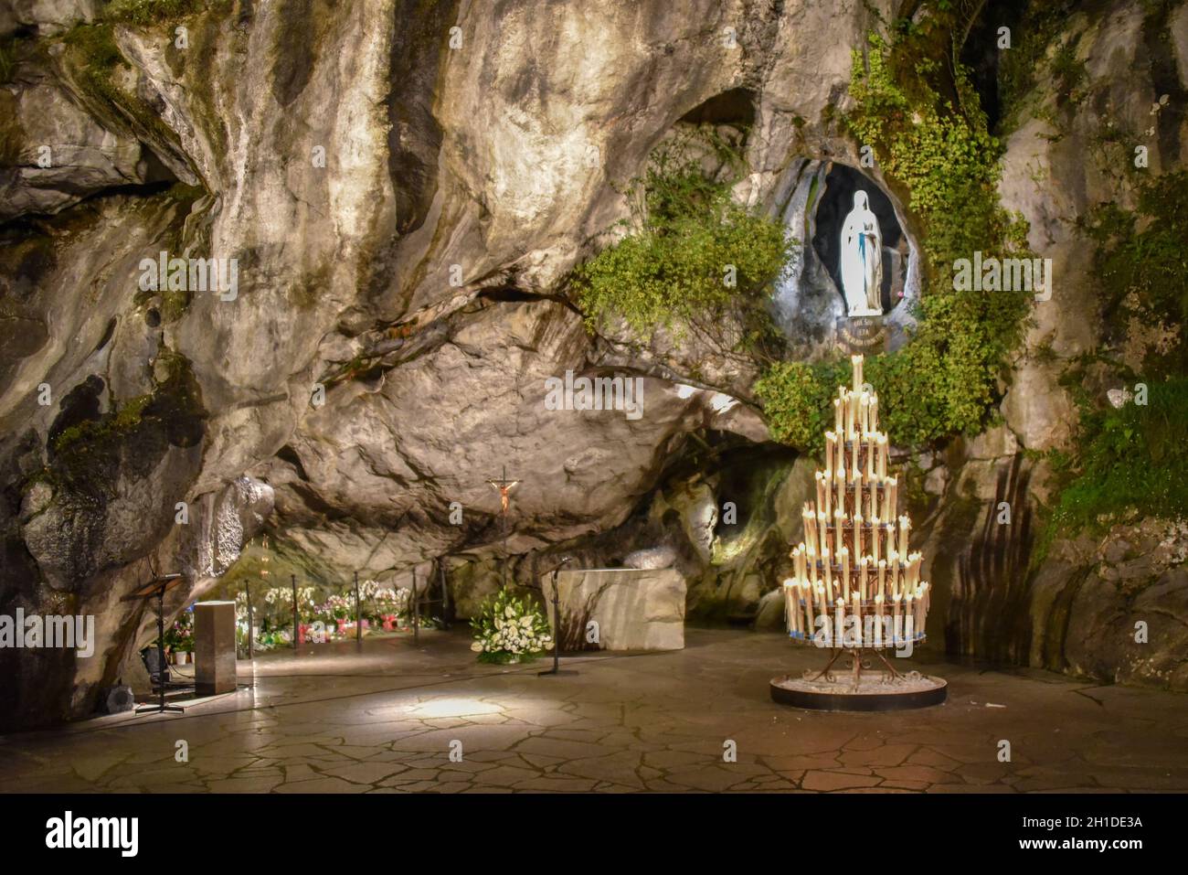 Lourdes, France - 9 octobre 2021 : sanctuaire de la Vierge Marie à la Grotte de Massabielle, Lourdes Banque D'Images