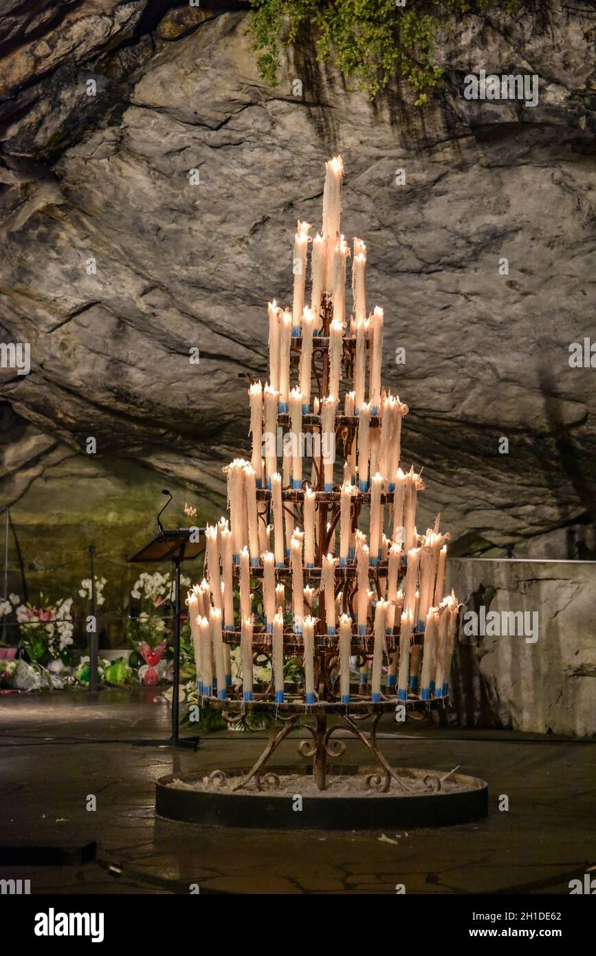 Lourdes, France - 9 octobre 2021 : exposition de bougies dans la grotte de Massabielle à Lourdes Banque D'Images