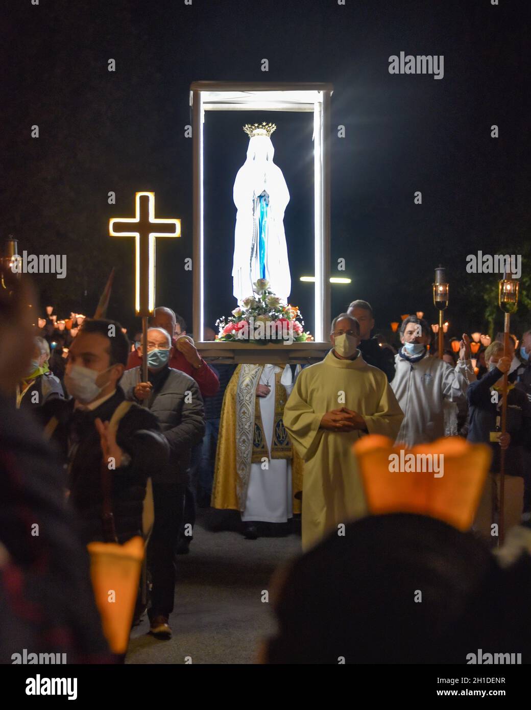 Lourdes, France - 9 octobre 2021 : une statue de la Vierge Marie est portée parmi les foules pendant la procession Marian Torchlight à la basilique Rosaire i Banque D'Images