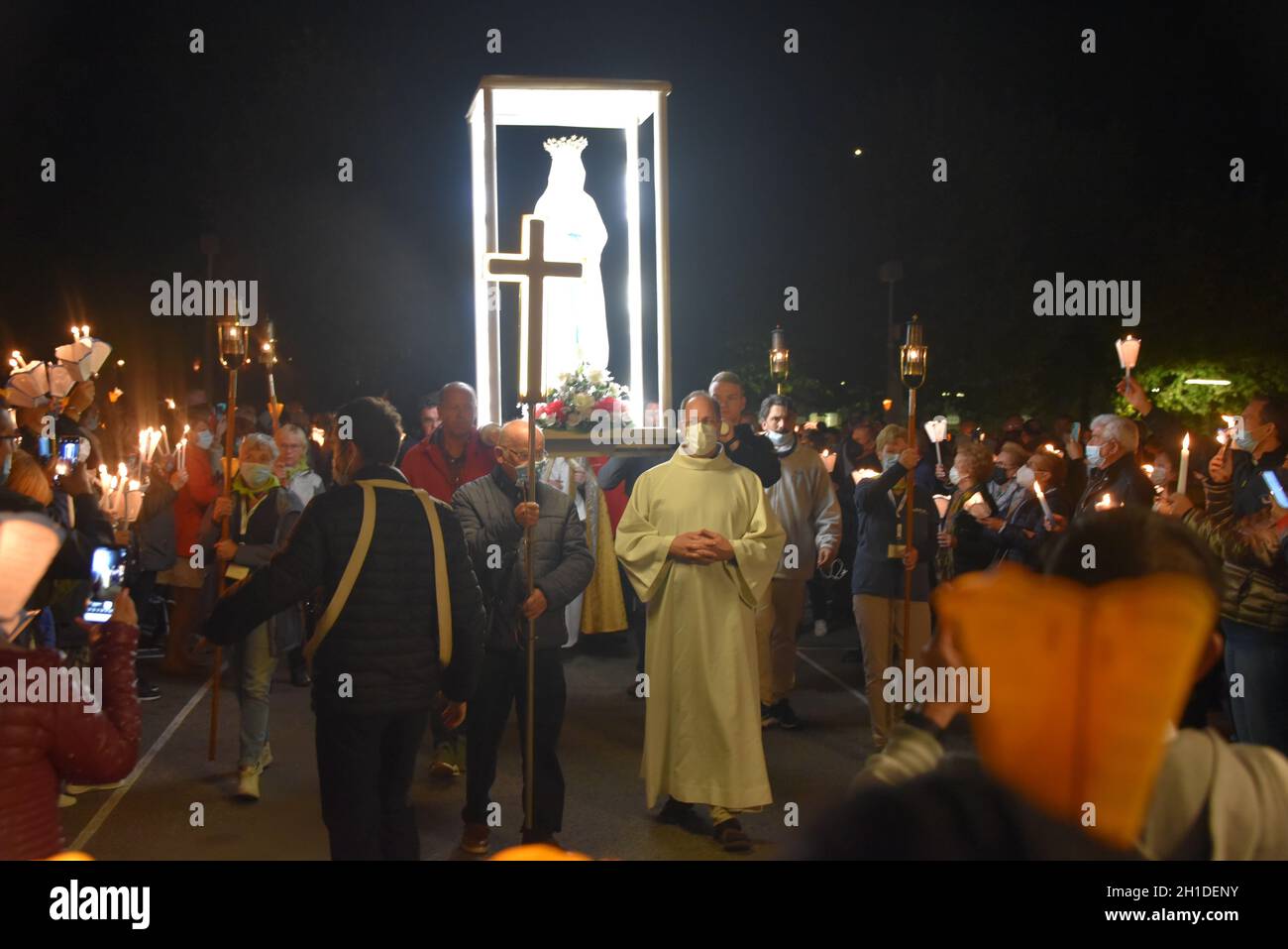 Lourdes, France - 9 octobre 2021 : une statue de la Vierge Marie est portée parmi les foules pendant la procession Marian Torchlight à la basilique Rosaire i Banque D'Images