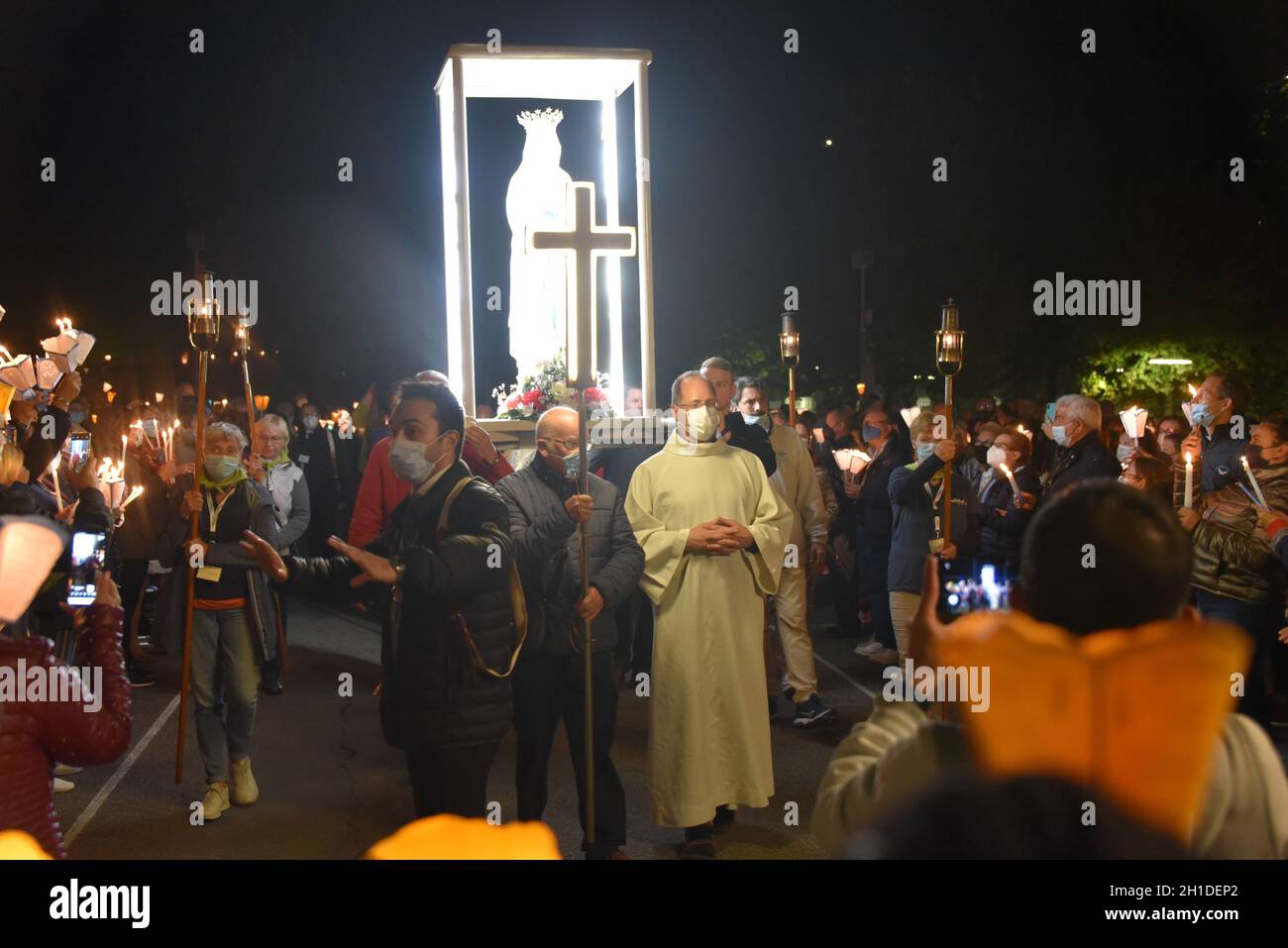 Lourdes, France - 9 octobre 2021 : une statue de la Vierge Marie est portée parmi les foules pendant la procession Marian Torchlight à la basilique Rosaire i Banque D'Images