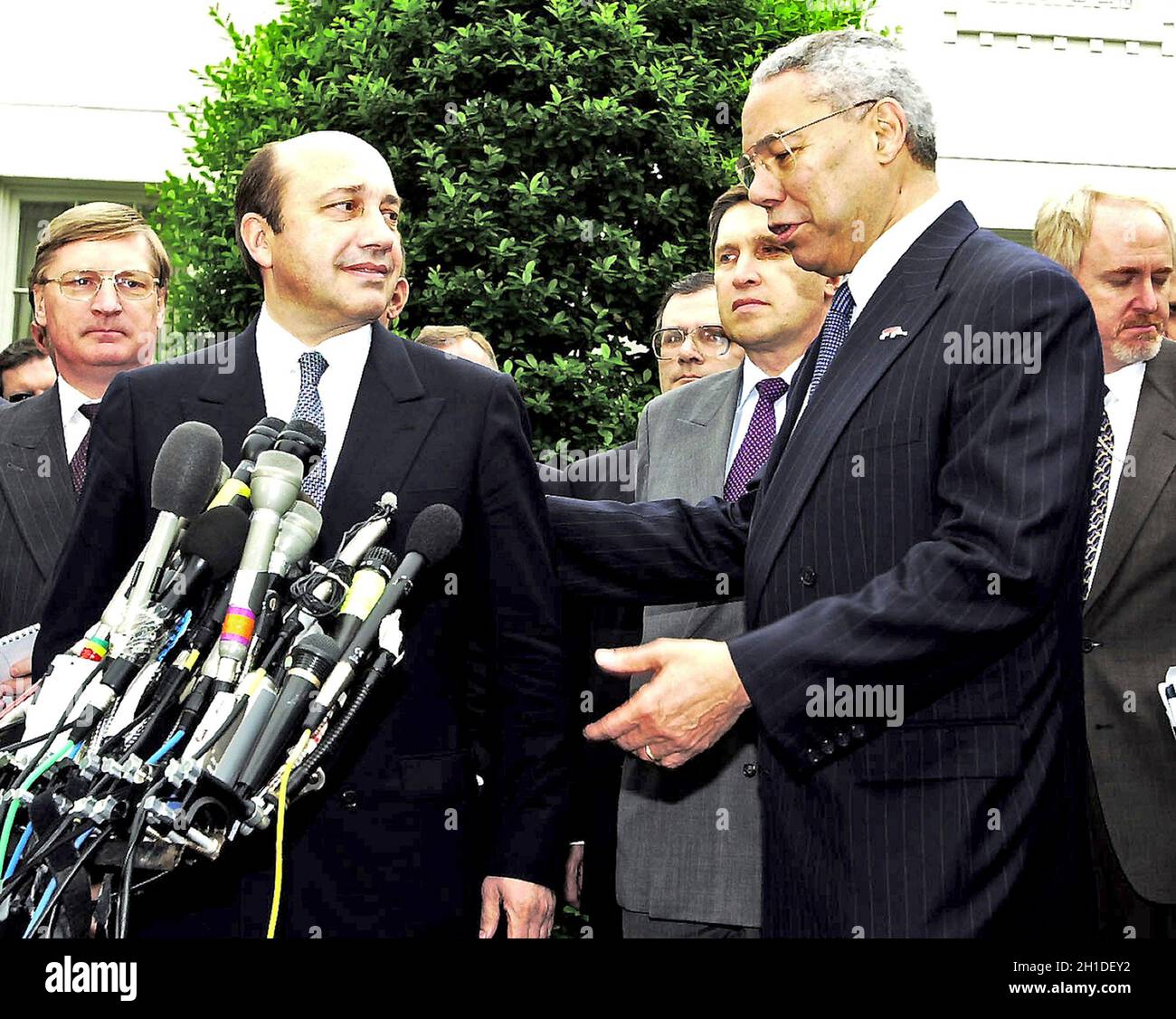 Le secrétaire d'État américain Colin Powell et le ministre russe des Affaires étrangères Igor Ivanov ont présenté de brefs reporters à la Maison Blanche à Washington, DC, à la suite de leur rencontre avec le président américain George W. Bush le 18 mai 2001.Crédit : Ron Sachs/CNP Banque D'Images