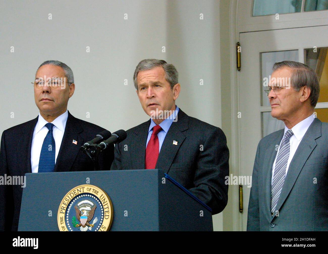 Le président des États-Unis George W. Bush annonce son intention de retirer les États-Unis du Traité ABM de 1972 avec la Fédération de Russie dans le jardin des roses de la Maison Blanche à Washington, DC, le 13 décembre 2001.Il l'a appelé une « relique de la Guerre froide ».De gauche à droite : le secrétaire D’État AMÉRICAIN Colin Powell, le président Bush et le secrétaire américain à la Défense Donald Rumsfeld.Crédit : Ron Sachs/CNP Banque D'Images