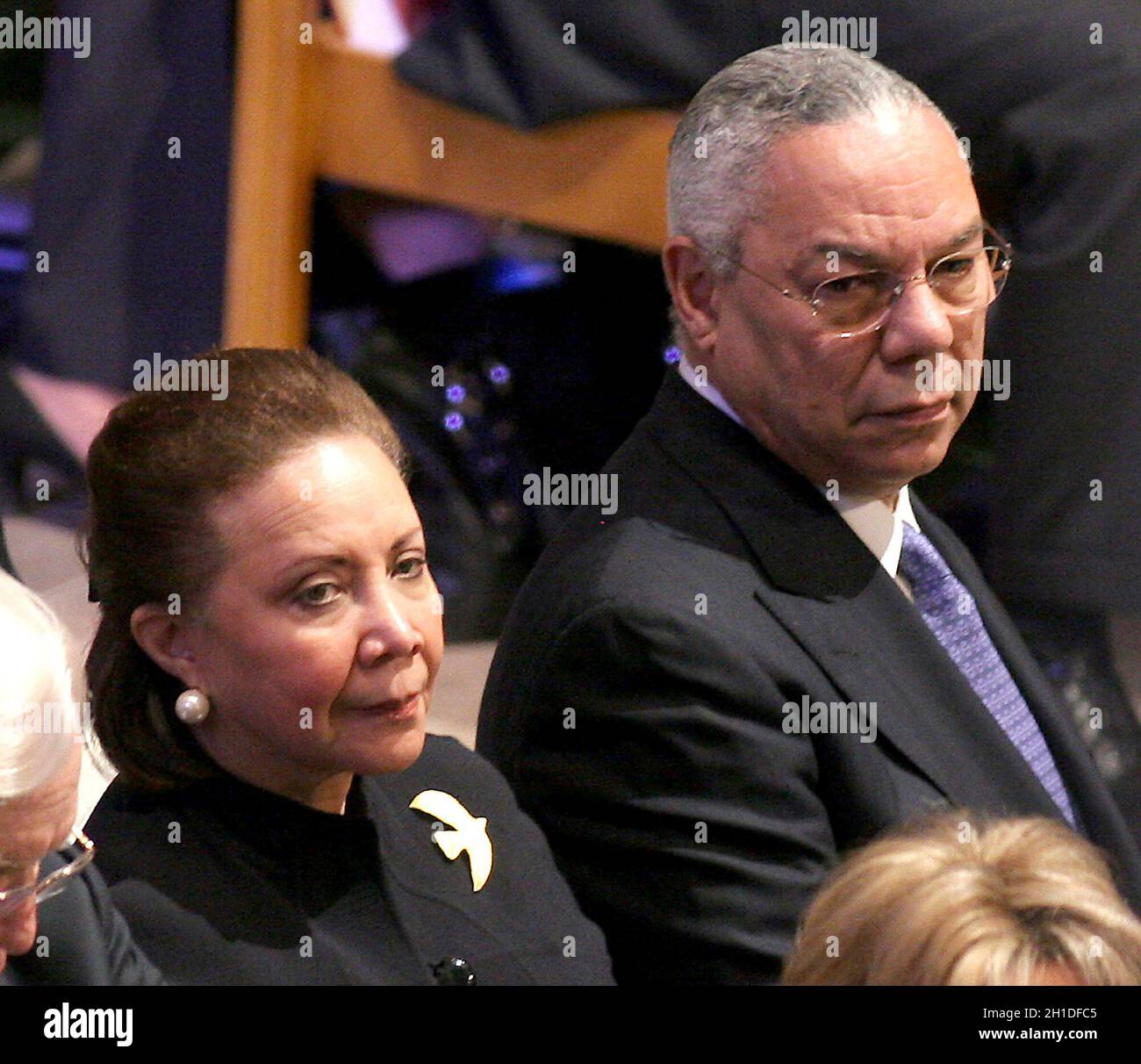 L’ancien secrétaire d’État américain Colin Powell, à droite, et sa femme Alma, à gauche,Assistez à l'événement funéraire de l'ancien président des États-Unis Gerald R. Ford à la cathédrale nationale de Washington, à Washington, DC, le mardi 2 janvier 2007. Crédit : Ron Sachs/CNP.[NOTE : pas de métro de New York ni d'autres journaux dans un rayon de 75 miles de la ville de New York]. Banque D'Images