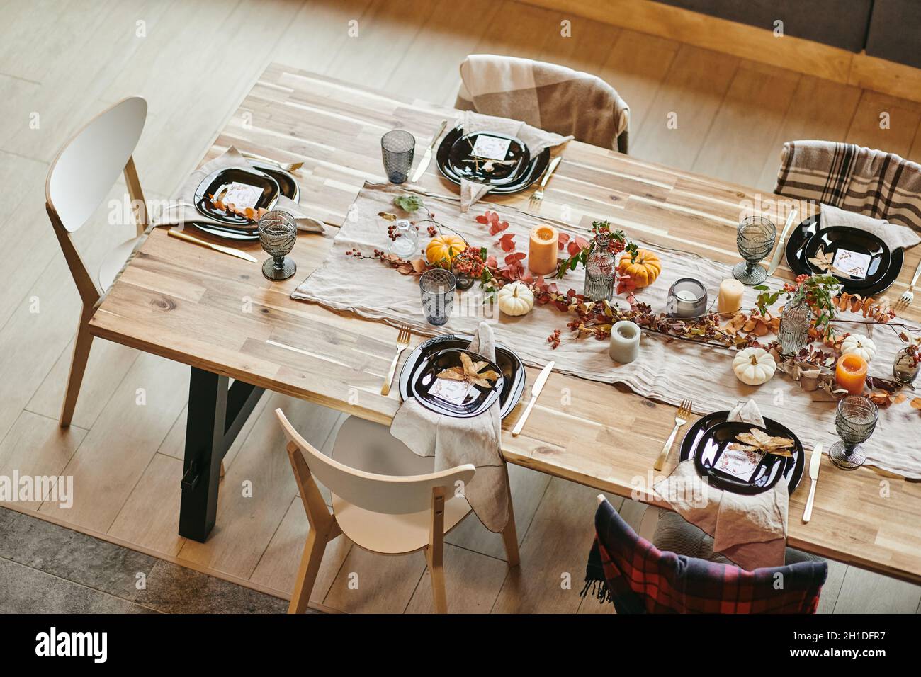 Vue panoramique sur la table à manger en bois servant de beaux plats décorés dans le style de l'automne Banque D'Images