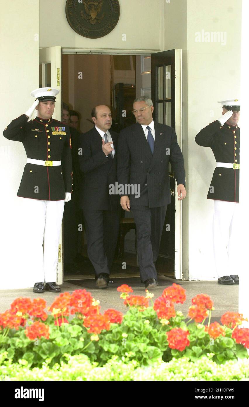 Le secrétaire d'État américain Colin Powell et le ministre russe des Affaires étrangères Igor Ivanov ont présenté de brefs reporters à la Maison Blanche à Washington, DC, à la suite de leur rencontre avec le président américain George W. Bush le 18 mai 2001.Crédit : Ron Sachs/CNP Banque D'Images