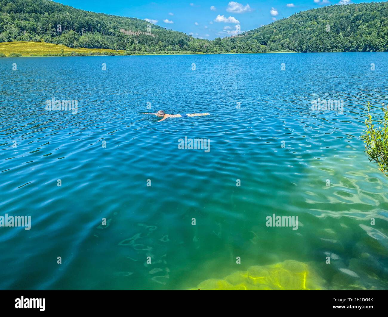 Une personne méconnaissable se baigner dans le lac de Narlay, le Frasnois,  Bourgogne-Franche-Comté, Jura Photo Stock - Alamy
