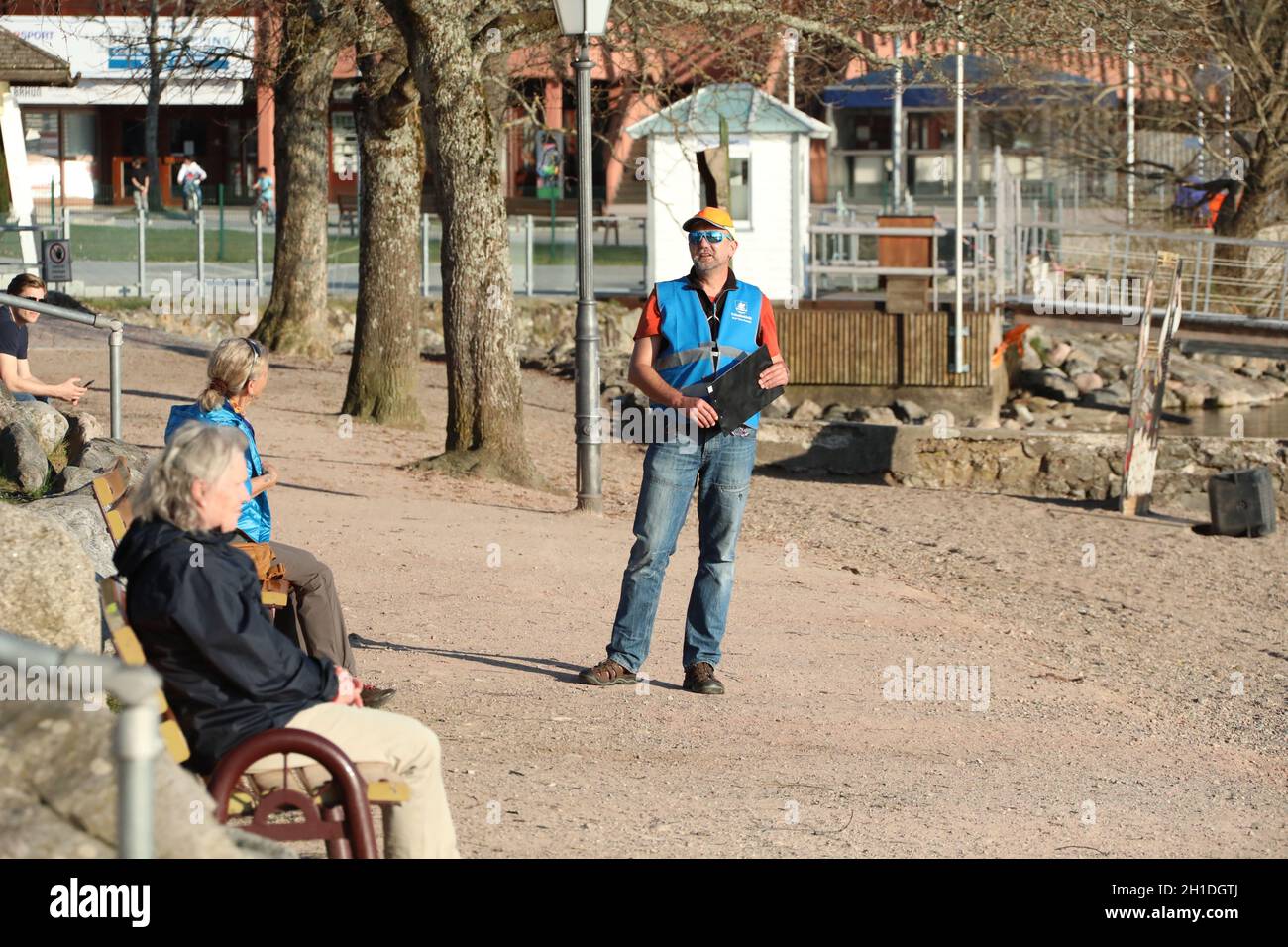 Ein Mitarbeiter der Ortspolizebehörde von Titisee-Neustadt unterhält sich mit den wenigen Besuchern am Seeufer.Menschenleer präsenert sich aktuel Banque D'Images