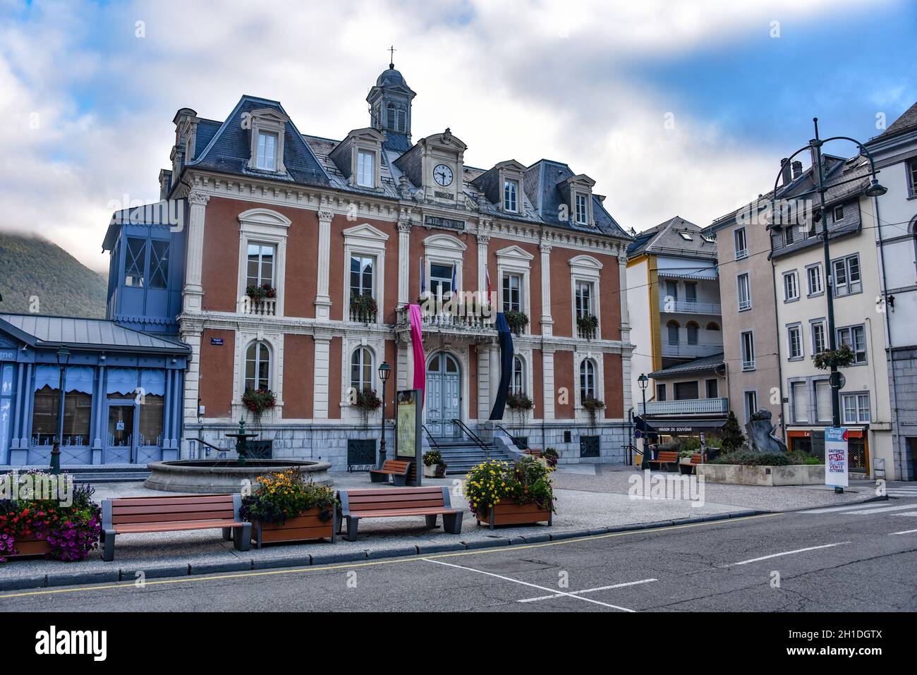 Cauterets, France - 10 octobre 2021 : l'hôtel de ville situé dans le centre-ville de Cauterets, station de ski pittoresque au pied des Pyrénées Banque D'Images