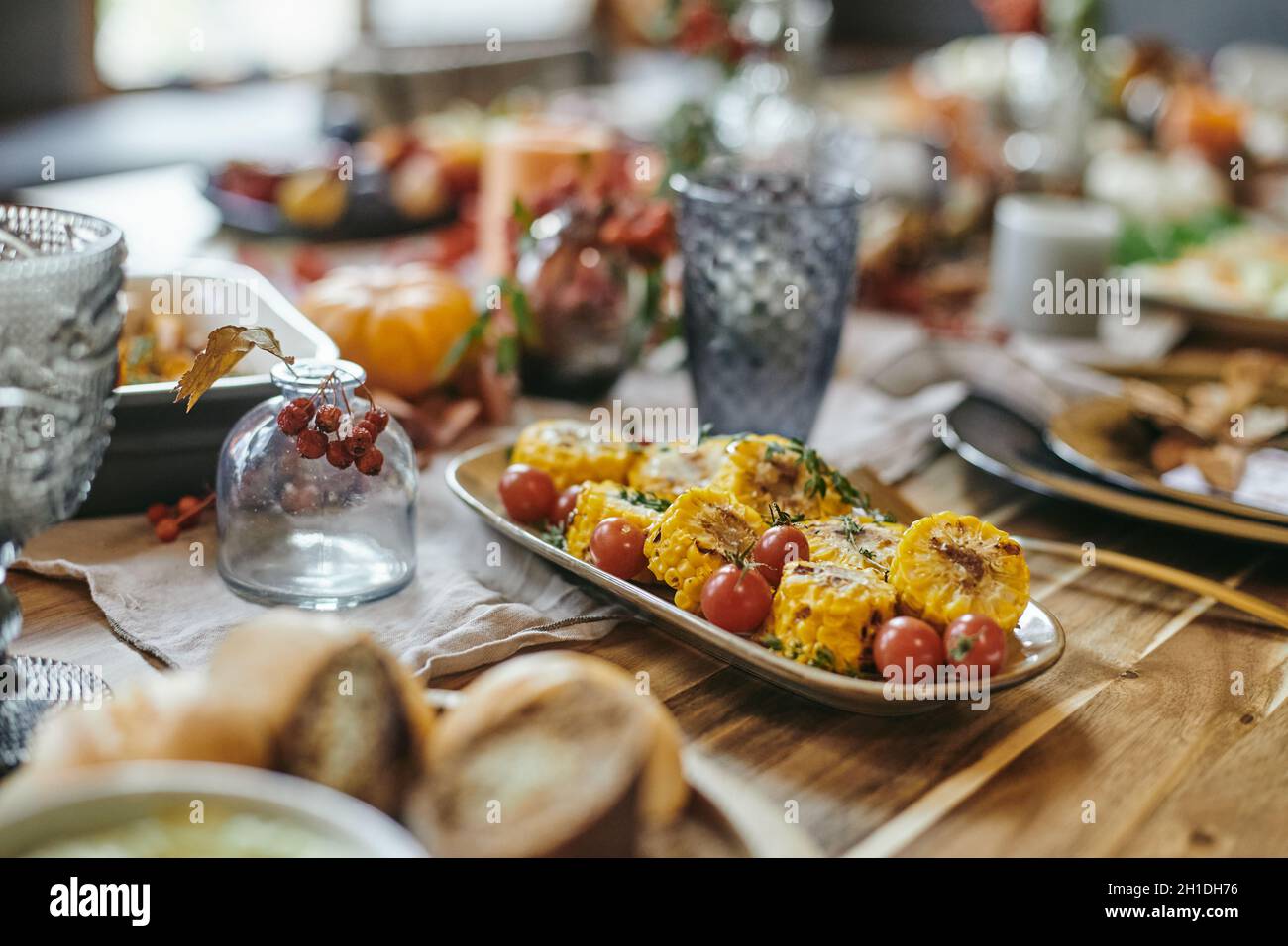 Gros plan d'un plat exotique avec des légumes sur l'assiette de la table à manger servant pour le dîner Banque D'Images