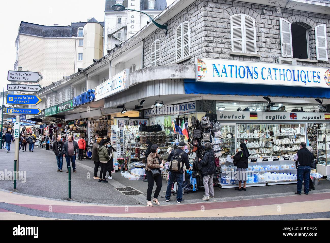 Lourdes, France 10 octobre 2021 boutiques de tourisme vendant des