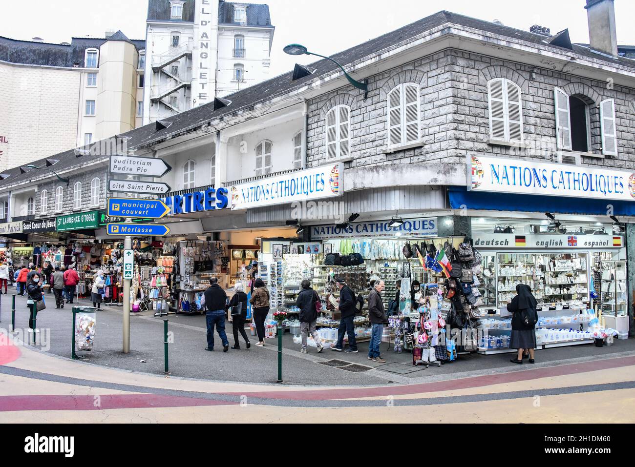 Lourdes, France 10 octobre 2021 boutiques de tourisme vendant des