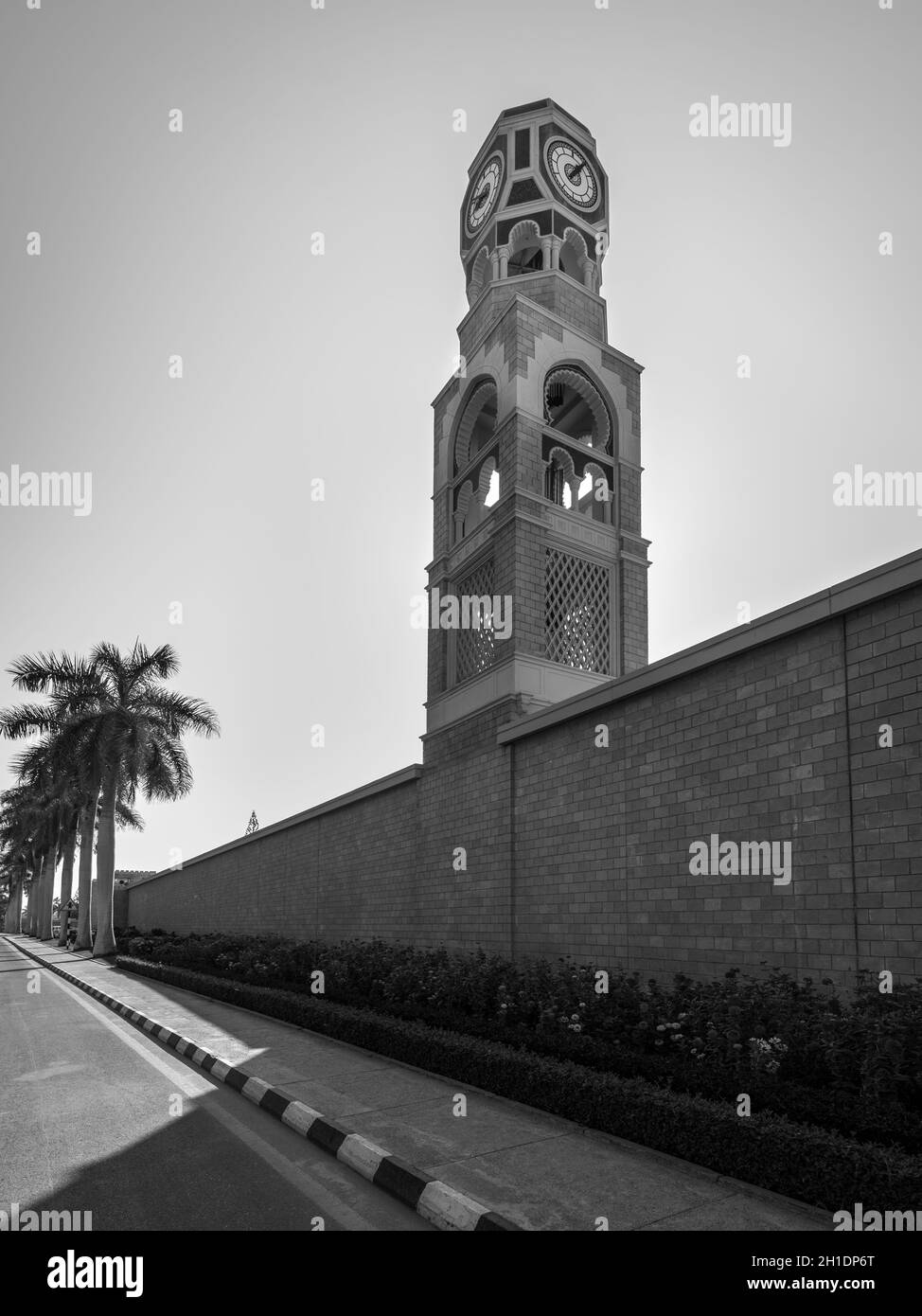 Mascate, Sultanat d'Oman - 12 novembre 2017 : tour dans le Sultan Qaboos bin Said Al-Husn Palace à Salalah, Oman, province de Dhofar. Le noir et blanc Banque D'Images