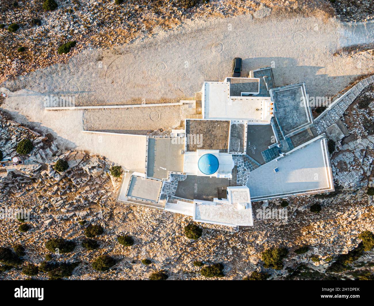 Vue aérienne sur l'église Ortodox Agios Symeon, île Sifnos Kamares, Grèce Banque D'Images