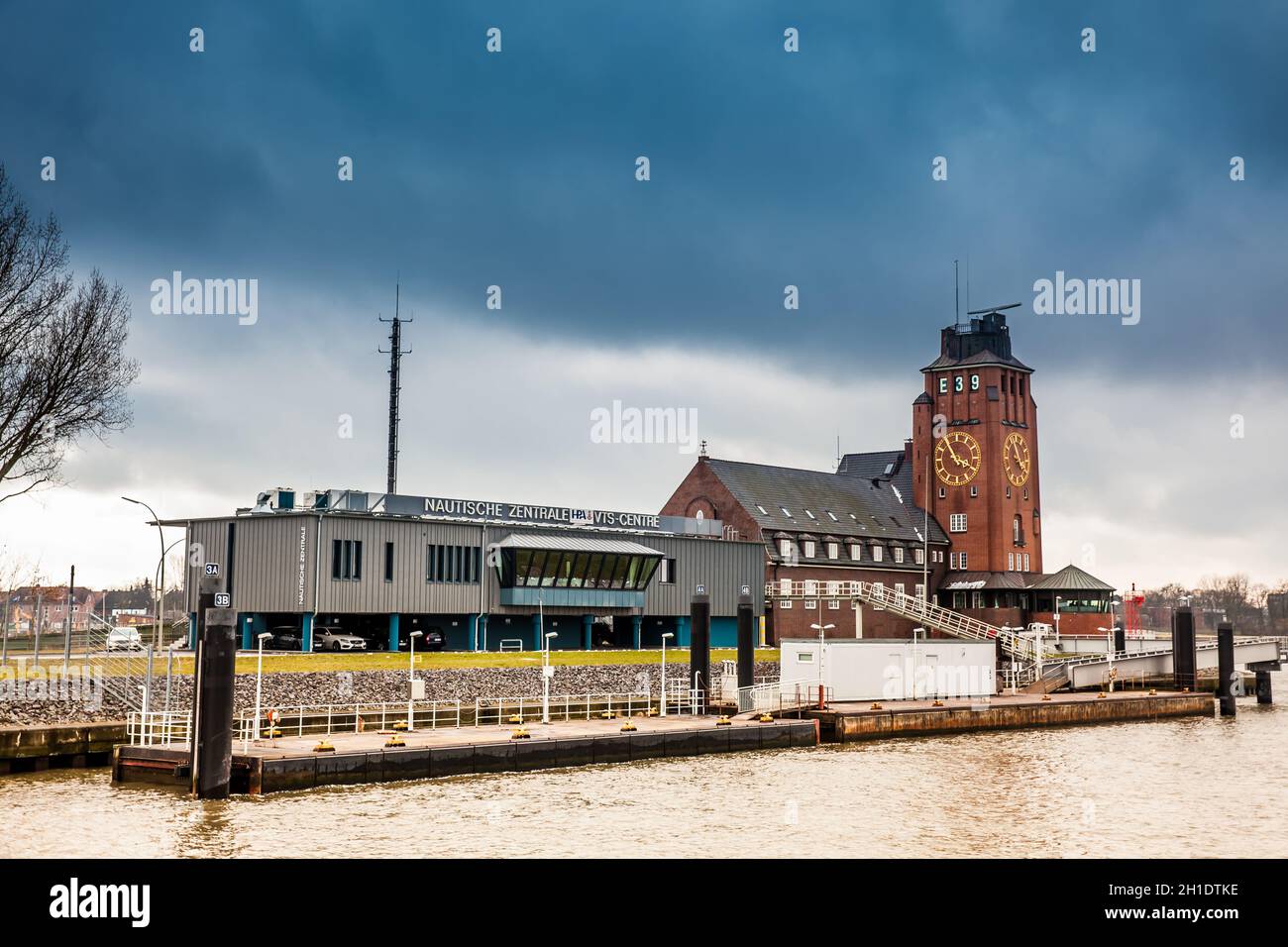 Hambourg, Allemagne - Mars, 2018 : Navigator tour à Finkenwerder sur les rives de l'Elbe à Hambourg Banque D'Images