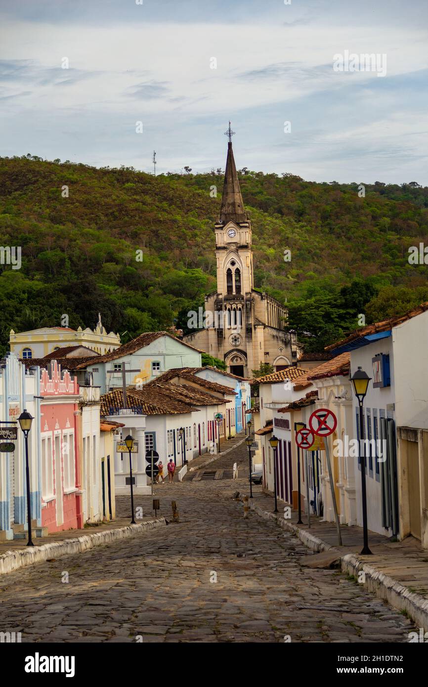 Vue sur la ville de Goiás (Goiás Velho), avec l'église notre-Dame du Rosaire en arrière-plan. Banque D'Images