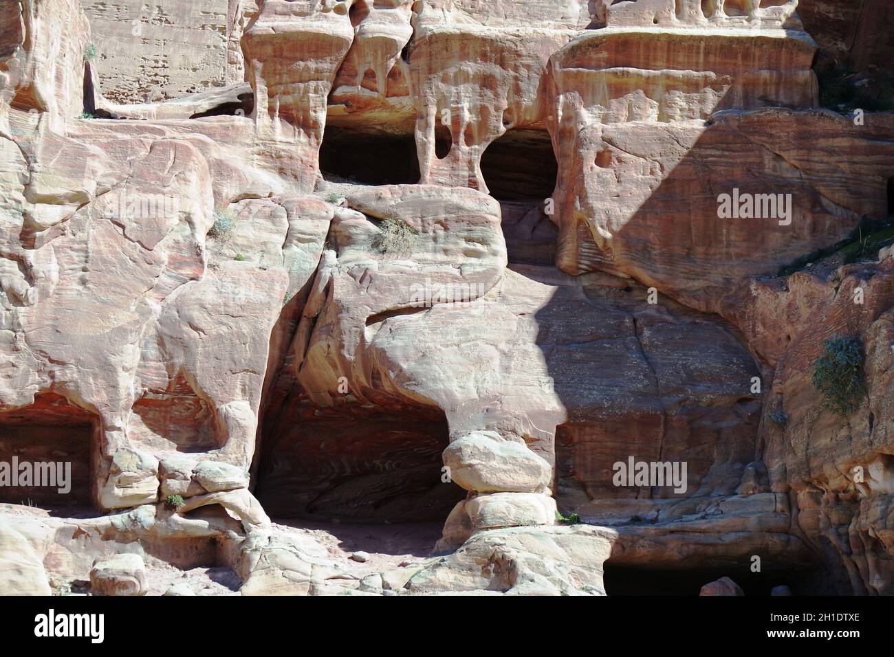 Höhlen in der Felswand von Petra, Jordanien Banque D'Images