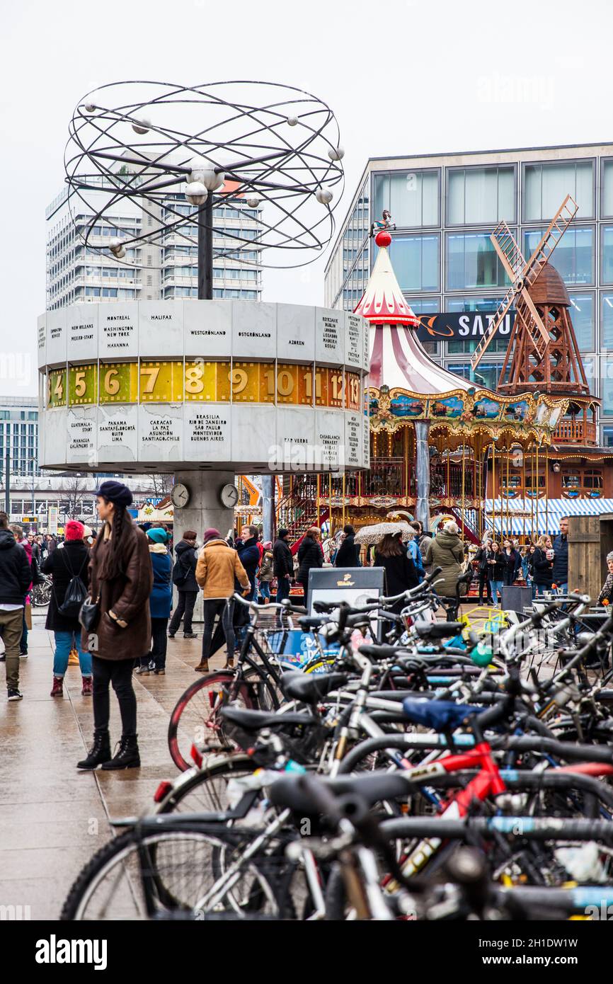 BERLIN, ALLEMAGNE - Mars, 2018 : l'Horloge universelle Urania situé sur la place publique d'Alexanderplatz dans Mitte, Berlin Banque D'Images