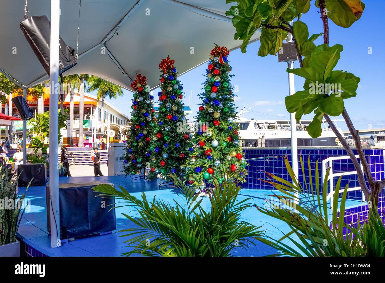 Miami, États-Unis - 30 novembre 2019 : les gens de Miami Marina et du marché Bayside.La marina a été entièrement reconstruite et rouverte en 1997 Banque D'Images